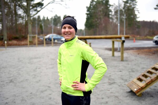 Foto på Emma Frising som står vid utegymmet