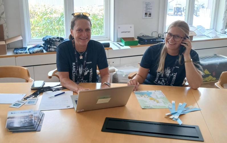 Malin och Maja som arbetar på festivalkansliet tar emot frågor på plats och på telefon.