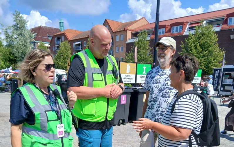 Fredrik Svennergren och Ulrika Hägvall Lundberg i samspråk med festivalbesökare på Rådhustorget.