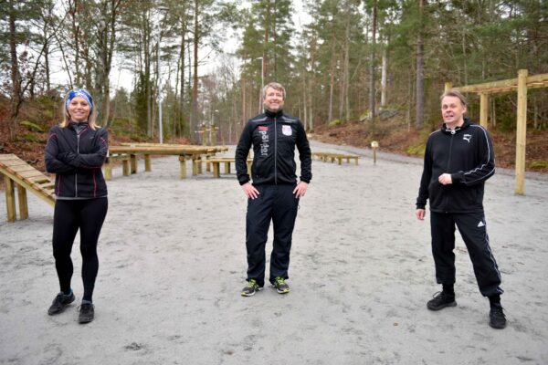 Linnea Persson, Thomas Nilsson och Mats Dahlbom står med avstånd mellan varandra nöjda med kommunens fjärde utegym. 