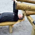 Thomas Nilsson provar bänkpress.