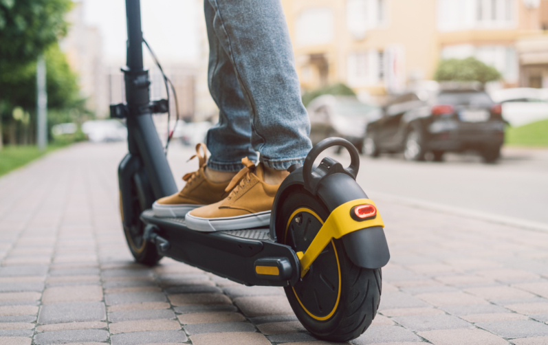 Elsparkcykel bakifrån