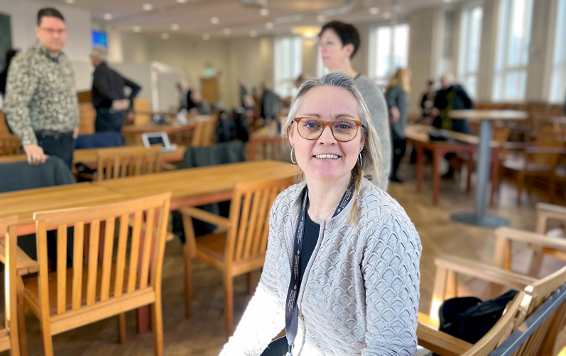 Ekonomichef Åsa Nygren sitter i Rådhussalen tillsammans med politiker.