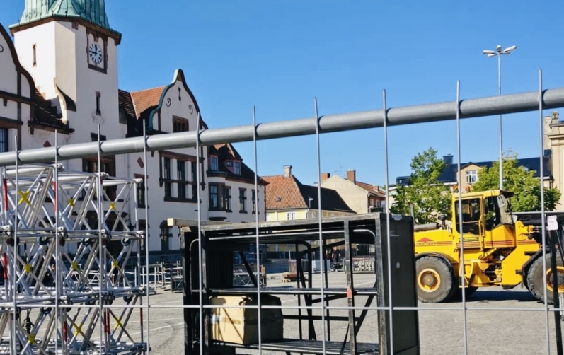 Avspärrningar runt torget.