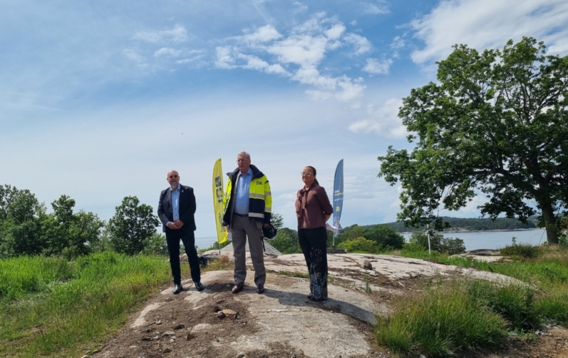 Magnus Gärdebring, Kommunstyrelsens ordförande, Pether Fredholm, VD/CEO för Koncernen JSB Gruppen AB och Emina Kovacic, stadsarkitekt och stadsbyggnadschef, Karlshamns kommun vid första spadtaget för projekt Saltsjöbaden i Karlshamn. Foto: Karlshamns kommun.
