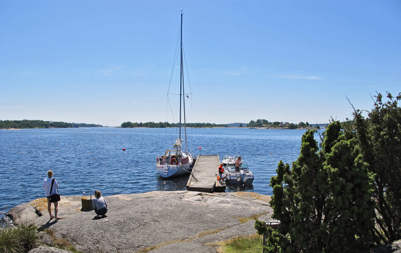 Segelbåt vid brygga i skärgården.