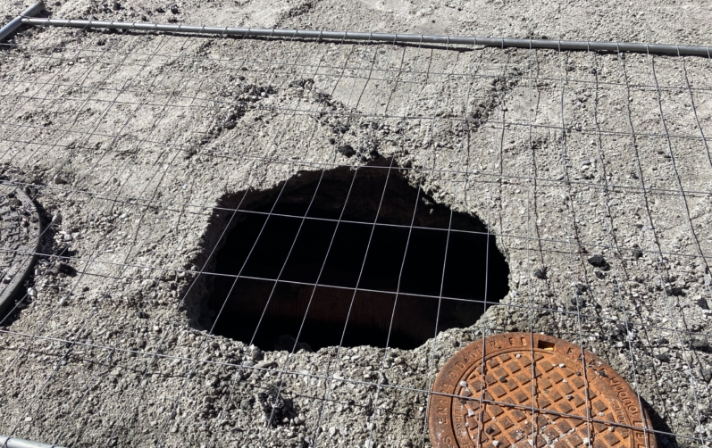 Slukhål i marken på kajen vid Emigranten