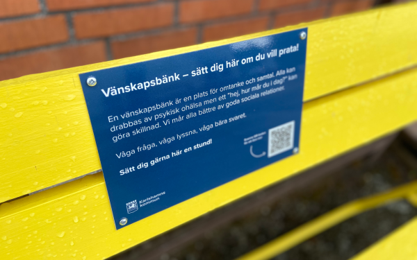 Skylt på vänskapsbänken.