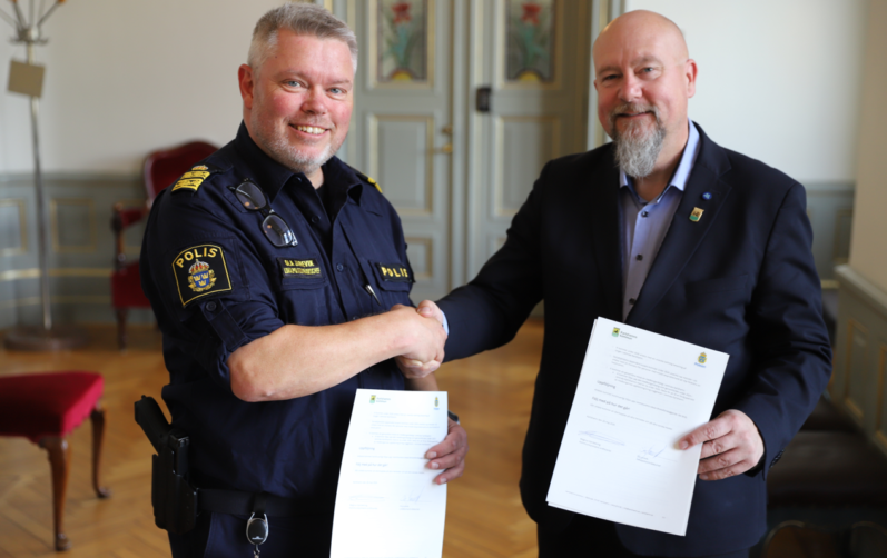 Två personer skakar hand med varandra