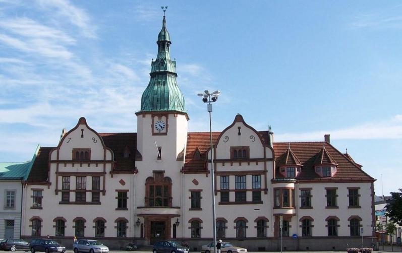 Fasaden av Rådhuset i Karlshamn mot blå himmel.