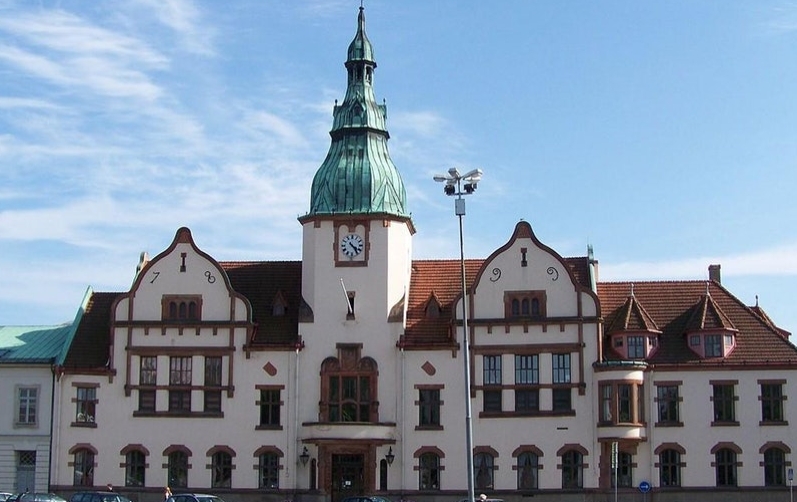 Fasaden av Rådhuset i Karlshamn mot blå himmel.