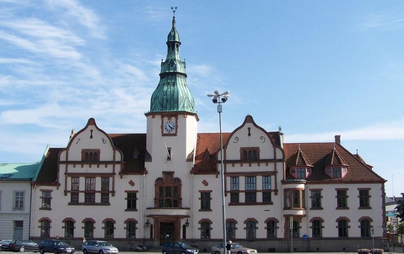 Fasaden av Rådhuset i Karlshamn mot blå himmel.