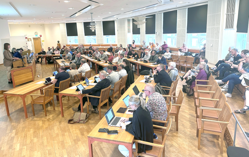 Förtroendevalda politiker i Rådhussalen i Karlshamn.