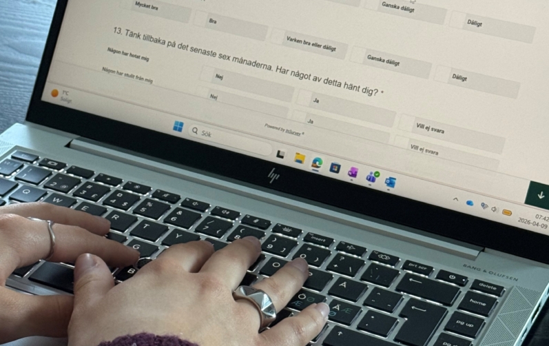 Ungdom fyller i levnadsvaneundersökningen på sin dator.