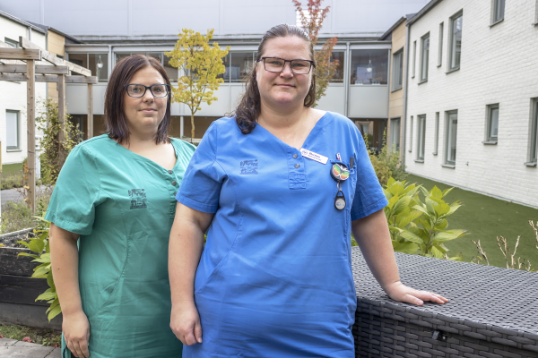 Anna Nilsson, undersköterska, och Martina Berggren, specialistundersköterska, är två av medarbetarna på Östralycke äldreboende som rosas av anhöriga för sina insatser.