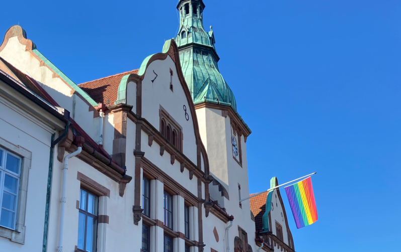 Prideflaggan på rådhuset i Karlshamn