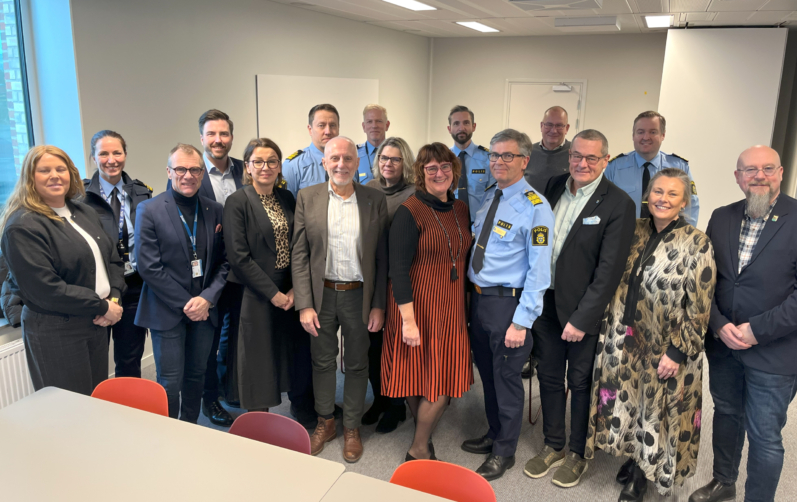 Gruppfoto på poliser och kommunrepresentanter