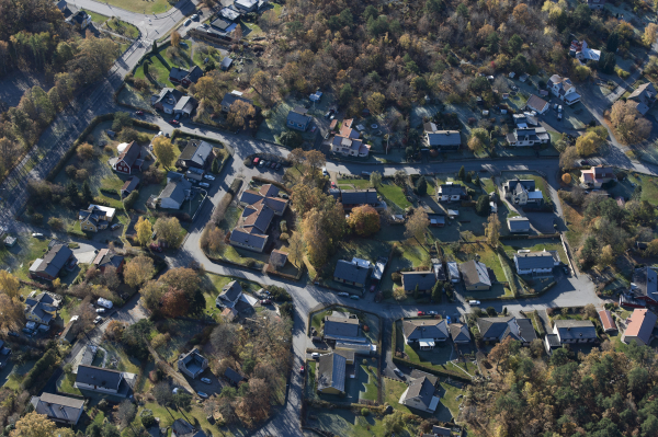 Flygbild över trädgårdar.