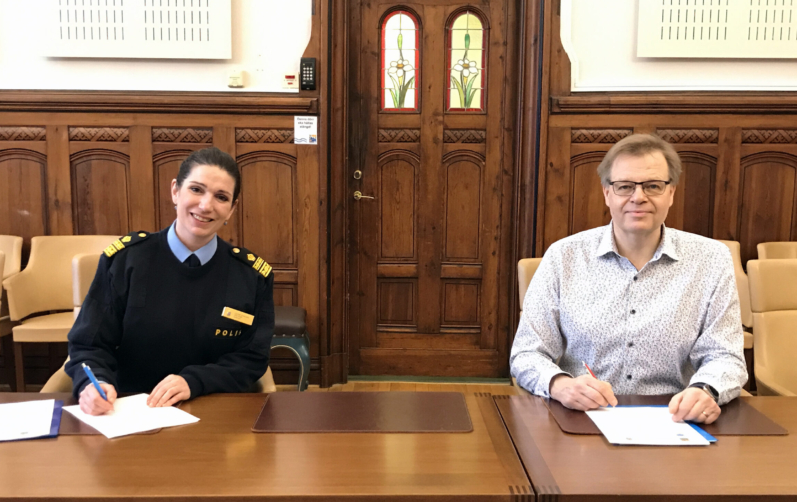 Foto på Polisområdeschef Louise Englund och kommunstyrelsens ordförande Per-Ola Mattsson skrev under tisdagen under samverkansöverenskommelsen för 2021-2024 och årets medborgarlöfte..