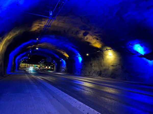 Hinsetunneln i blå och gula färger.