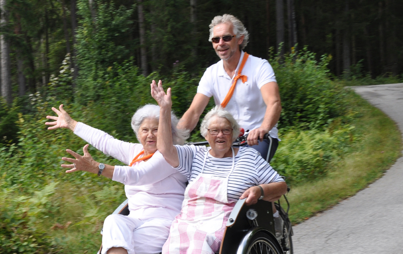 Tre personer på cykel
