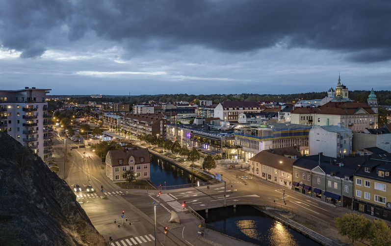 Flygbild över Karlshamn i skymningen.