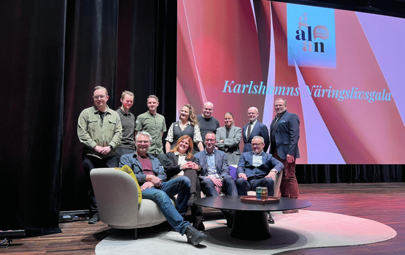 Gruppbild på människor.