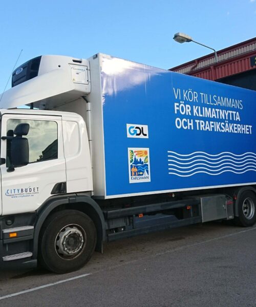 Lastbil med texten "Vi kör tillsammans för klimatnytta och trafikssäkerhet"