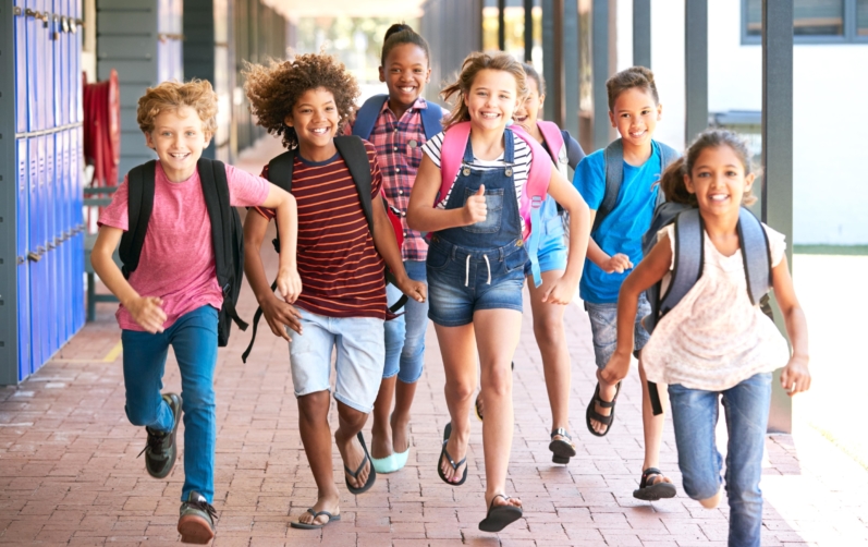 Foto på barn som springer ut från skolan