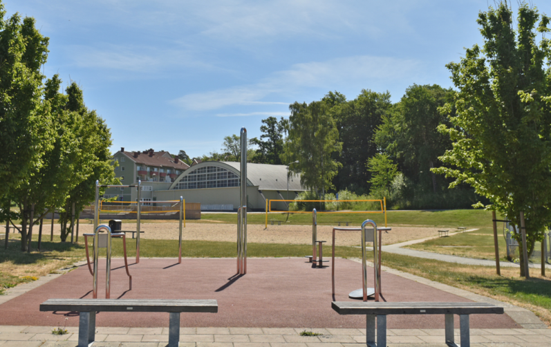 Spontanidrottsplats med beachvolleyplaner